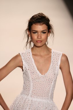 model yürür tracy reese pist