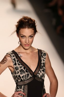 model yürür tracy reese pist