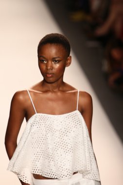 model yürür tracy reese pist