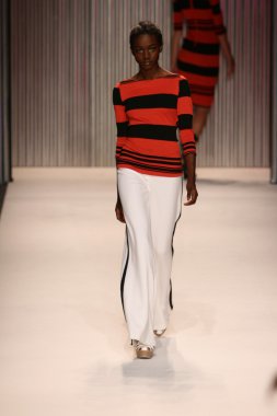 model yürür tracy reese pist