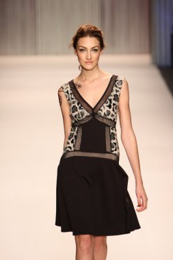 model yürür tracy reese pist