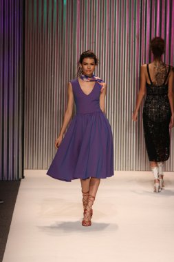 model yürür tracy reese pist