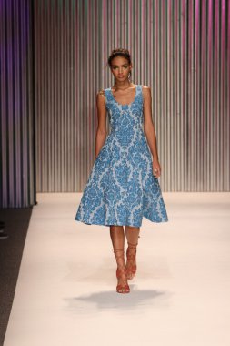 model yürür tracy reese pist