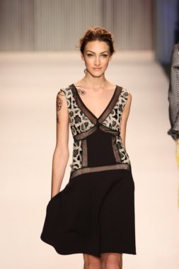 model yürür tracy reese pist