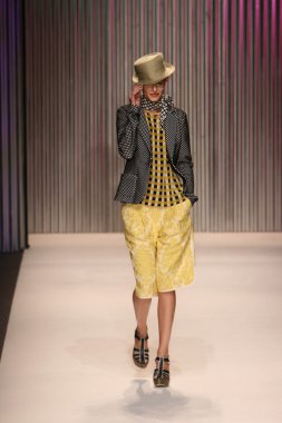 model yürür tracy reese pist