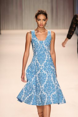 model yürür tracy reese pist