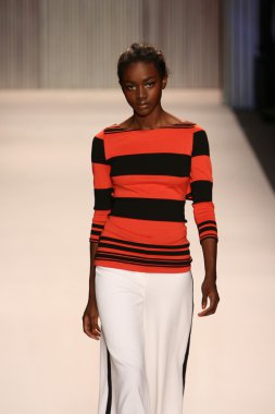 model yürür tracy reese pist