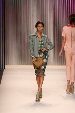 model yürür tracy reese pist