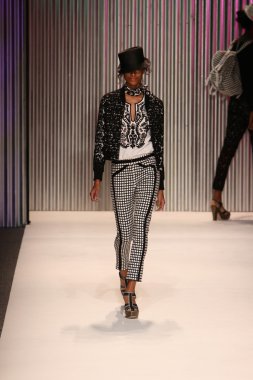 model yürür tracy reese pist