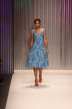 model yürür tracy reese pist