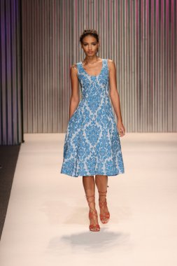 model yürür tracy reese pist