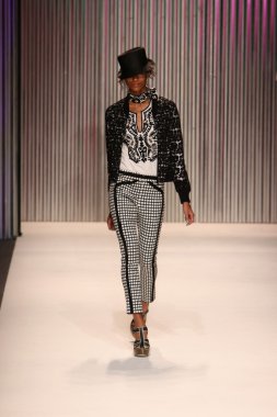 model yürür tracy reese pist