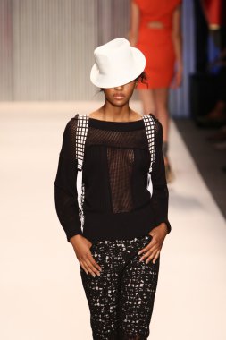 model yürür tracy reese pist