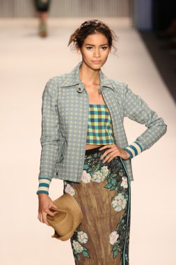 model yürür tracy reese pist