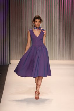 model yürür tracy reese pist