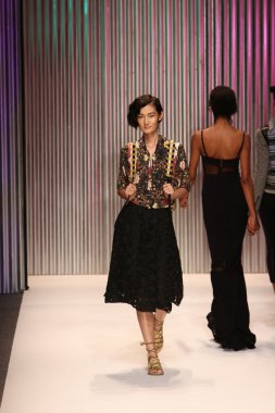 model yürür tracy reese pist