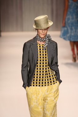 model yürür tracy reese pist