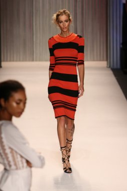 model yürür tracy reese pist