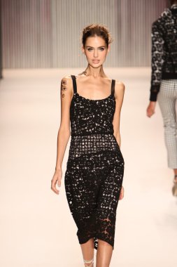 model yürür tracy reese pist