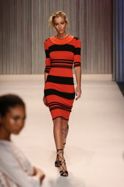 model yürür tracy reese pist