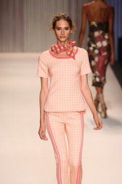 model yürür tracy reese pist