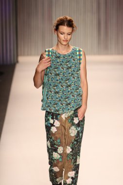 model yürür tracy reese pist