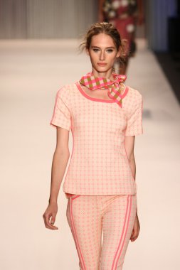 model yürür tracy reese pist