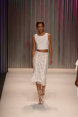 model yürür tracy reese pist