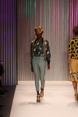 model yürür tracy reese pist