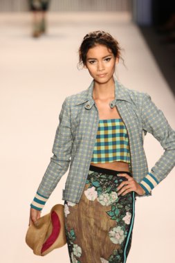 model yürür tracy reese pist