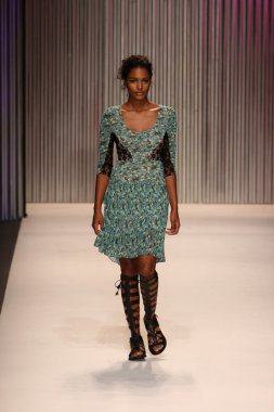 model yürür tracy reese pist