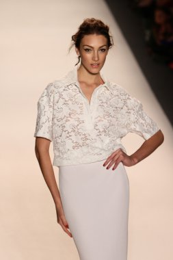 model yürür tracy reese pist