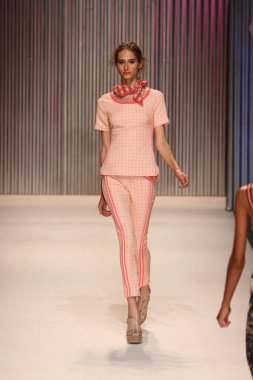 model yürür tracy reese pist