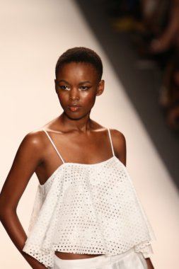 model yürür tracy reese pist