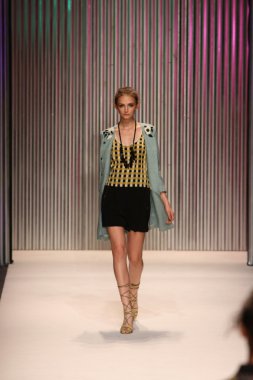 model yürür tracy reese pist