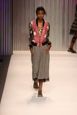 model yürür tracy reese pist