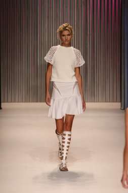 model yürür tracy reese pist