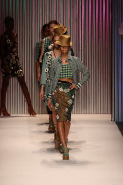 modelleri yürümek pist finale tracy reese defile