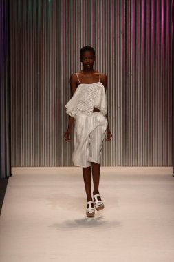 model yürür tracy reese pist