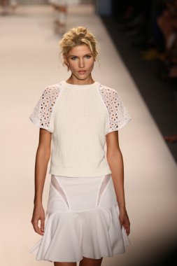 model yürür tracy reese pist