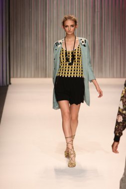 model yürür tracy reese pist