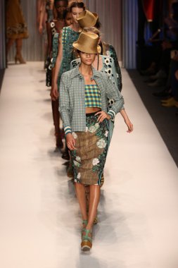 modelleri yürümek pist finale tracy reese defile