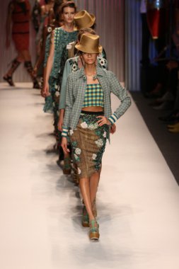 modelleri yürümek pist finale tracy reese defile