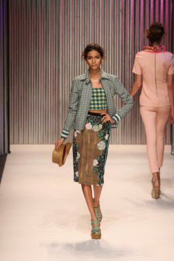 model yürür tracy reese pist