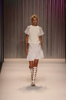 model yürür tracy reese pist