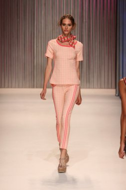 model yürür tracy reese pist