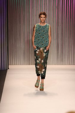 model yürür tracy reese pist