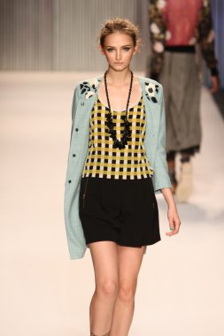 model yürür tracy reese pist