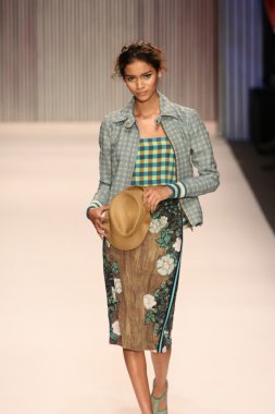 model yürür tracy reese pist