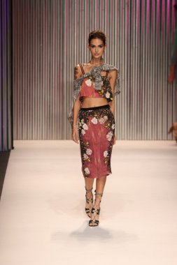 model yürür tracy reese pist